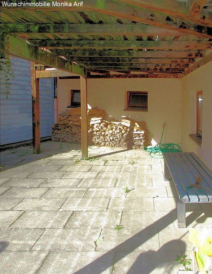 überdachte Terrasse unter Balkon