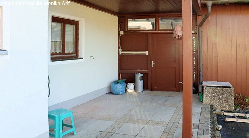 Terrasse und Zugang zum Carport