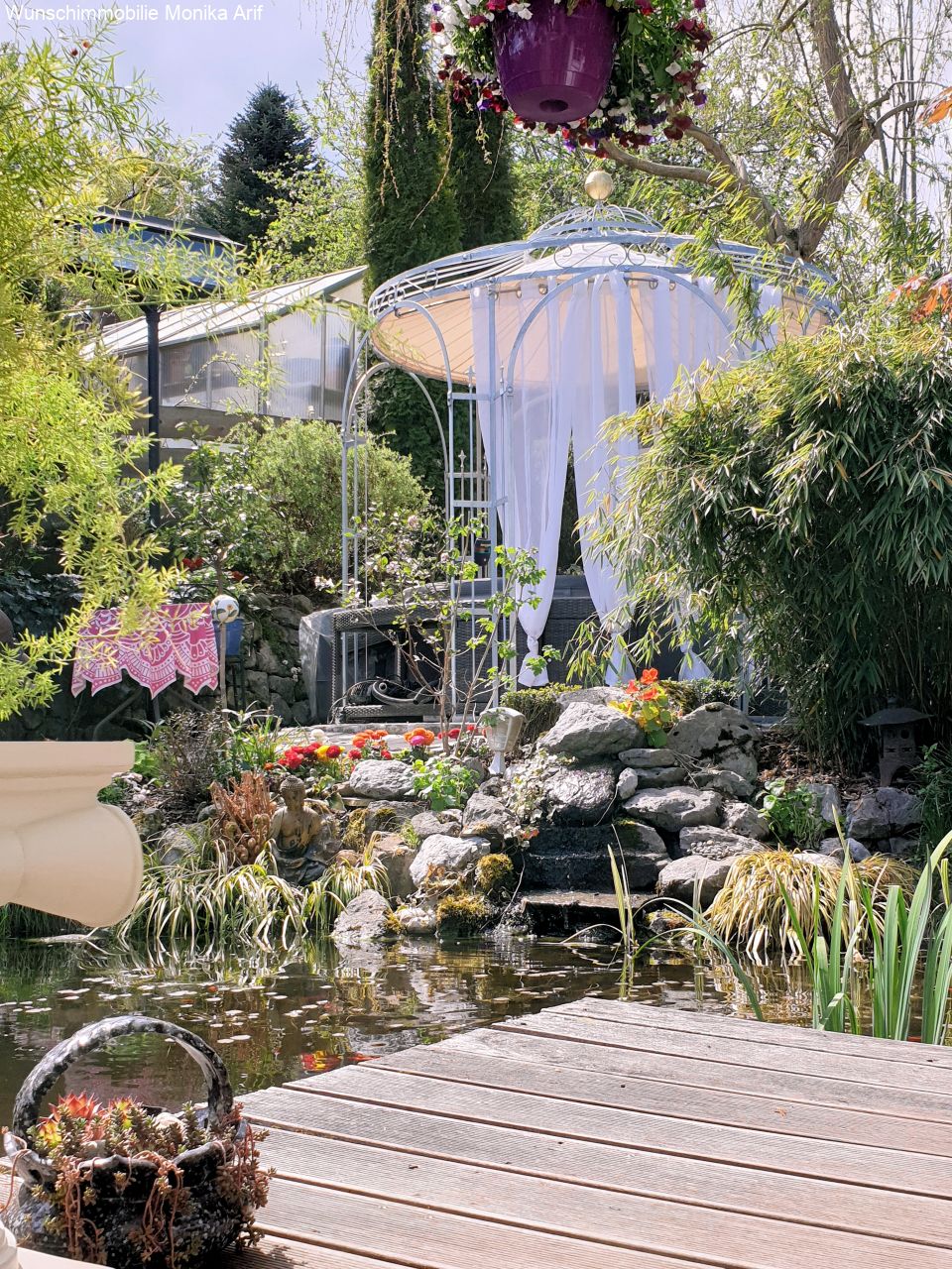 Terrasse - Blick zum Teich und Pavillion