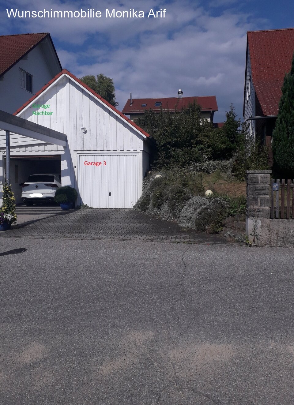 Garage  an westlicher Grundstücksgrenze