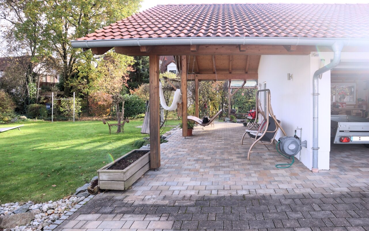 Terrasse an Garage