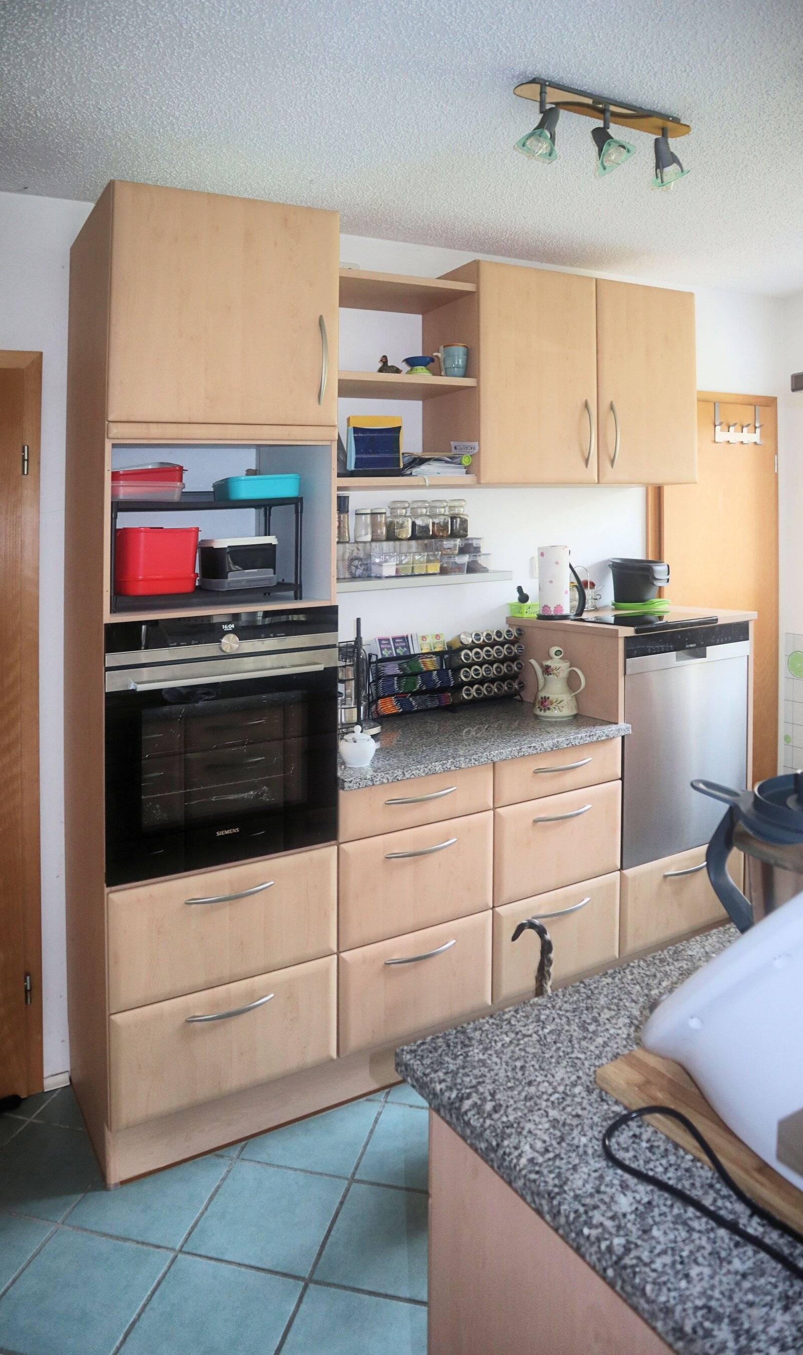 ) Einbauküche (Teilansicht) ) Einbauküche (Teilansicht)