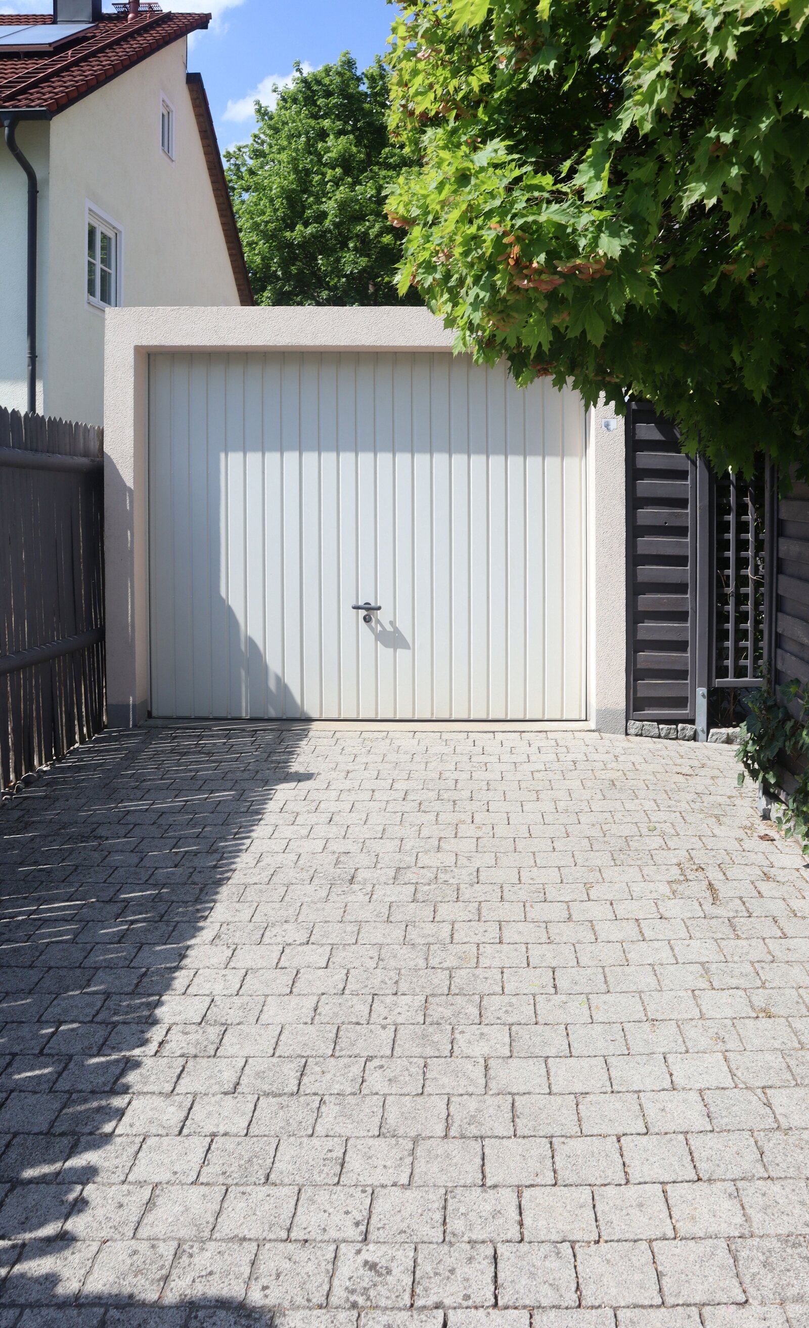 Garage und Stellplatz Garage und Stellplatz