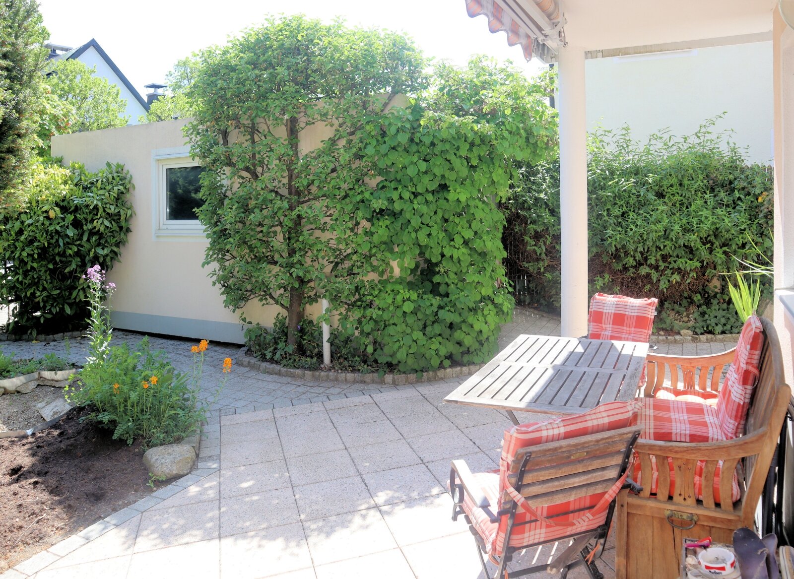 Terrasse Süd und Zugang zum Grundstück Terrasse Süd und Zugang zum Grundstück