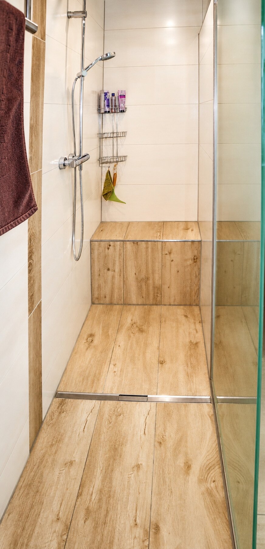 Bad-Dusche mit Sitzbank Bad-Dusche mit Sitzbank