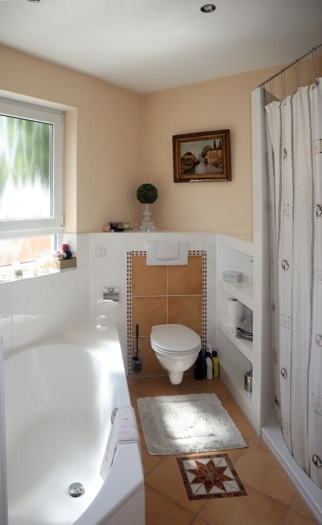 Bad OG - Badewanne und WC Bad OG - Badewanne und WC
